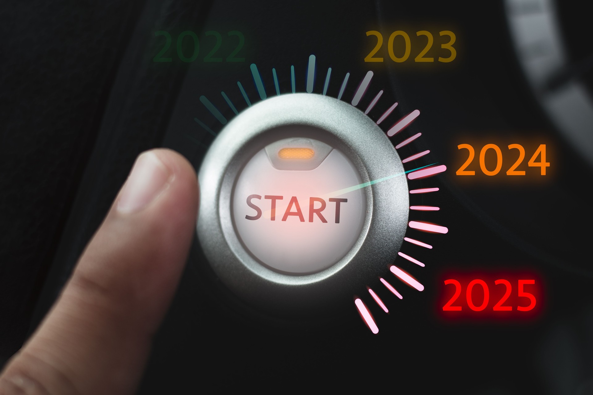 Startknopf auf dem Armaturenbrett des Fahrzeugs mit den Nummern 2024 und 2025