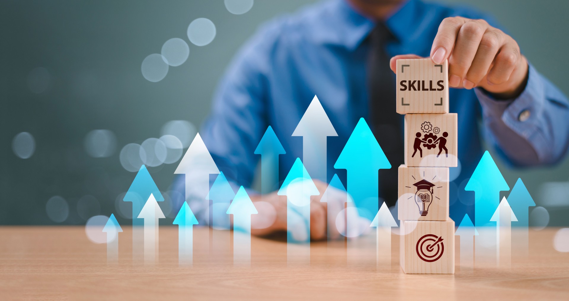 Konzept zur Entwicklung von Kompetenzen. Up neues Fähigkeitstraining für die technologische Evolution. Führung, Denken, Qualifizierung. Handgriff Holzwürfel, digitales Soft-Skill-Symbol. Bildung Lerntalent